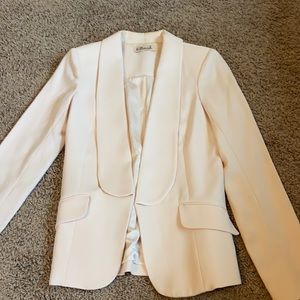 Kittenish Jessie James Decker blush blazer